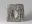 Scène de culte, deux hommes et un chevreau : plaque retrouvée dans le temple de la déesse-mère Ninhursag