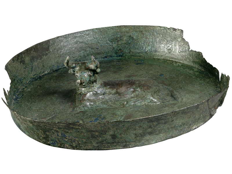  Grand plat circulaire orné au centre d’un taureau couché, époque paléo-élamite (Iran), Kerman (province) (origine), bronze, AO24797 © RMN-GP (musée du Louvre) / F. Raux