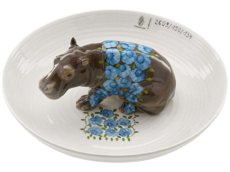 Hella Jongerius (production : manufacture de Nymphenburg), Bowl with hippopotamus, céramique peinte à la main © Porzellan Manufaktur Nymphenburg 