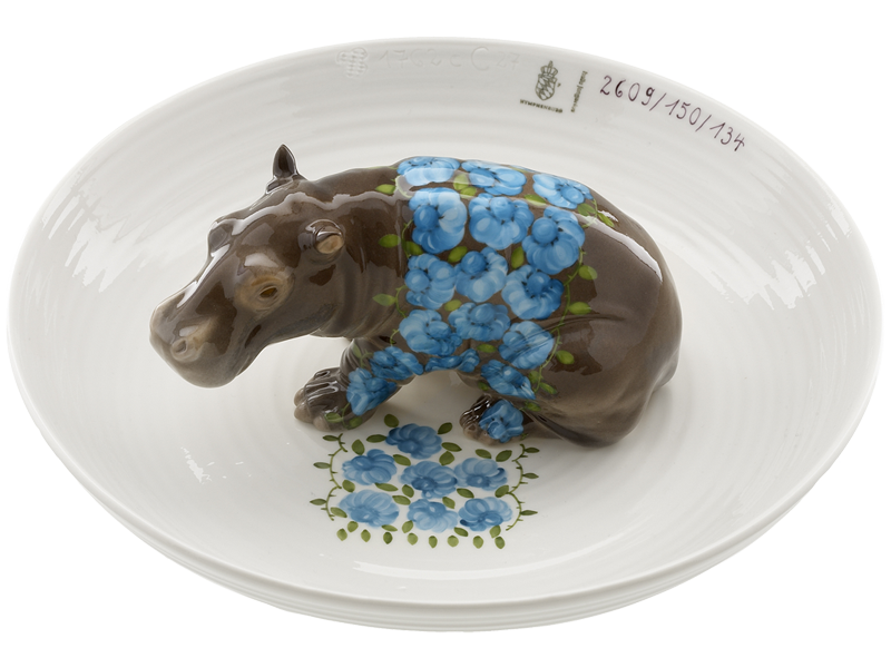 Hella Jongerius (production : manufacture de Nymphenburg), Bowl with hippopotamus, céramique peinte à la main © Porzellan Manufaktur Nymphenburg
