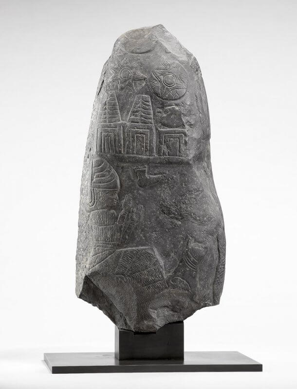 Borne (kudurru) représentant Gula, déesse de la Médecine, et le panthéon babylonien