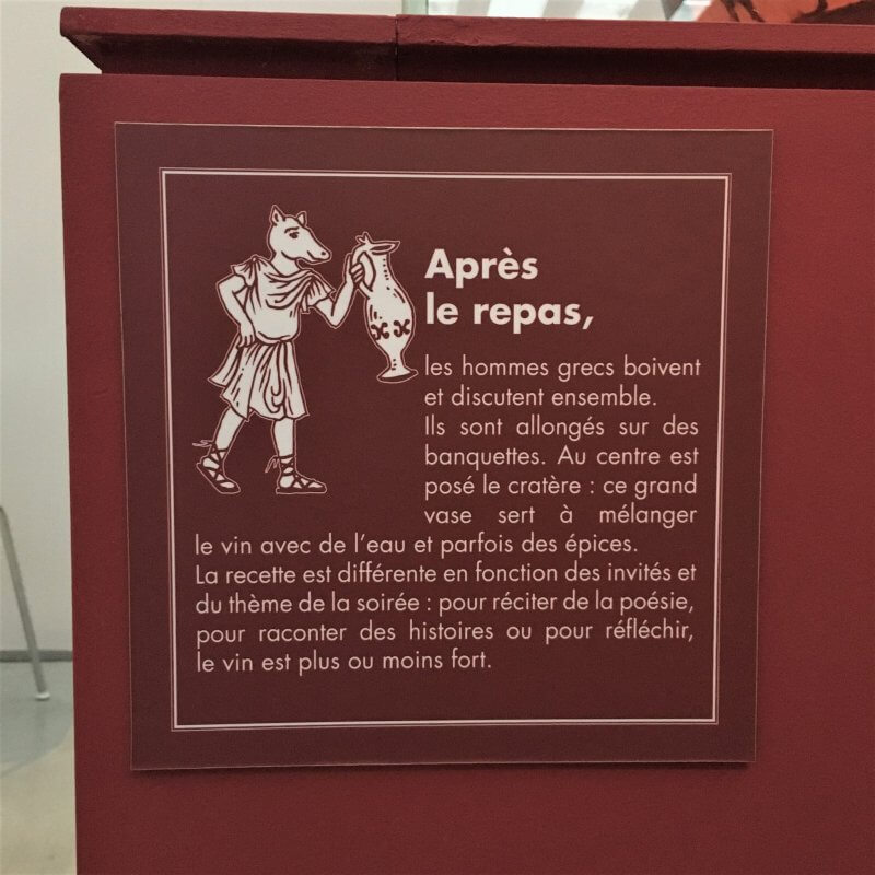 Exemple de cartel (texte court) pour enfants et familles, musée du Louvre-Lens, dans l’exposition Les Tables du pouvoir (31 mars 2021 – 26 juillet 2021)