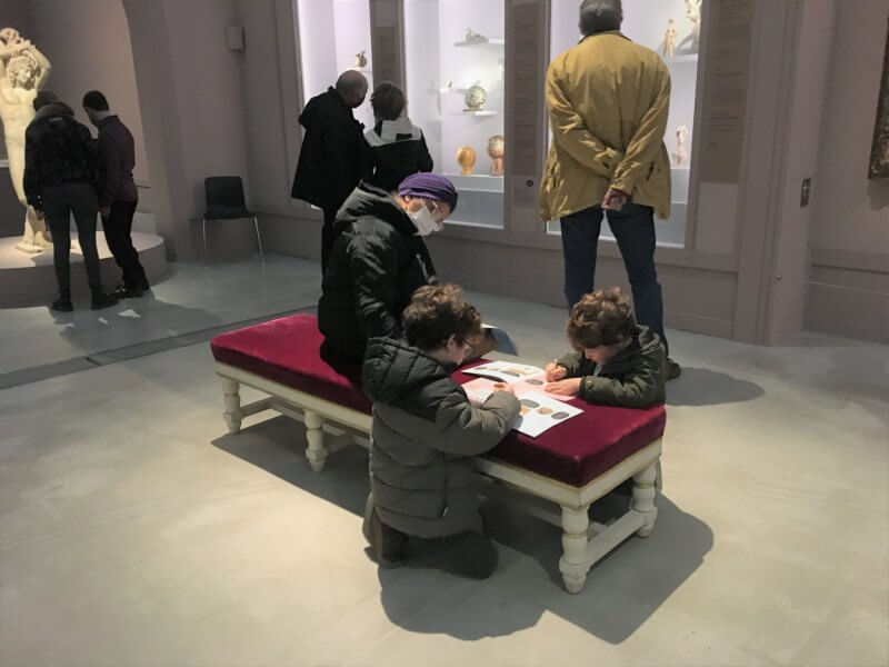 Visiteurs utilisant le livret ludique dans l’exposition Les Louvre de Pablo Picasso, musée du Louvre-Lens