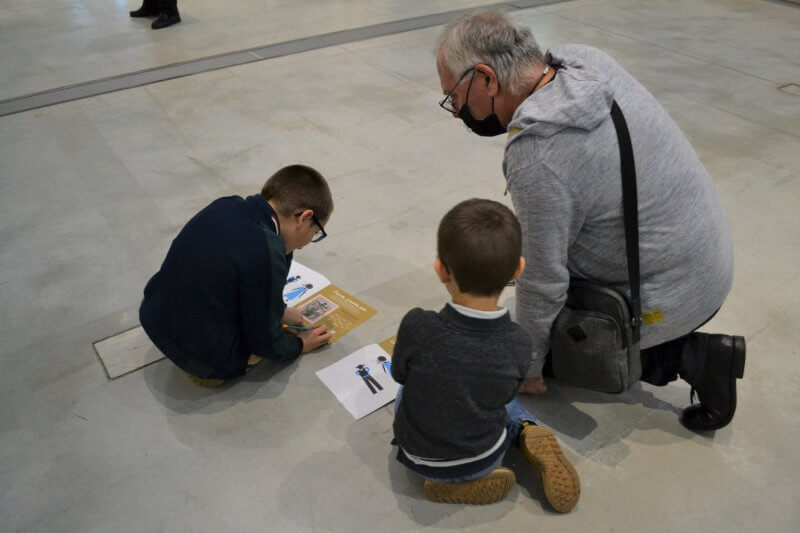 Visiteurs utilisant le livret ludique dans l’exposition Les Louvre de Pablo Picasso, musée du Louvre-Lens