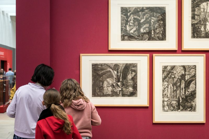 Idée de sortie culturelle pour les enfants et les parents dans les Hauts-de-France : le samedi 20 et le dimanche 21 juillet 2024, rendez-vous au musée du Louvre-Lens pour le week-end de clôture de l'exposition Mondes souterrains. Activités pour toute la famille, jeu d'énigmes dans l'expo, visites guidées et animations gratuites dans le Parc pour une journée au cœur du bassin minier du Pas-de-Calais, à 40 minutes de Lille, 20 minutes d'Arras, 1h30 d'Amiens, 1h20 de Boulogne-sur-Mer et de Calais sur la Côte d'Opale.