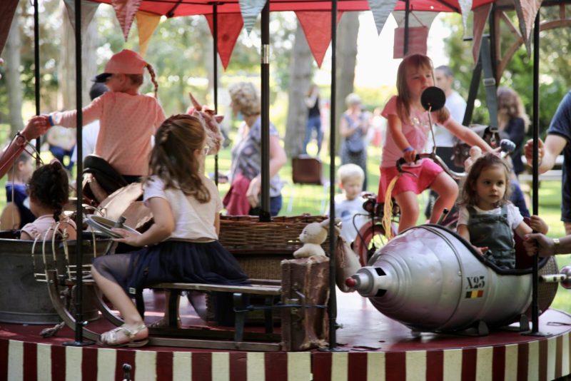 C’est l’été et c’est gratuit ! Placée sous le signe des Jeux Olympiques de 2024, la saison Parc en fête vous invite à bouger, flâner, créer ou vous détendre, en famille ou entre amis, dans le cadre verdoyant et poétique du Louvre-Lens. L’art n’est pas en reste ! Il vous reste encore quelques jours pour plonger dans les 20 000 lieux sous la terre de l’exposition Mondes souterrains. En remontant à la surface, vous pourrez découvrir des installations artistiques et poétiques dans le Parc.